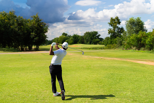 夏ゴルフには夏用のゴルフウェア！ゴルフ専用ウェアの優れている点は？