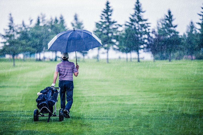 雨天ゴルフ。服装のポイントや中止の目安を教えます！
